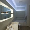 Светящийся потолок в ванной
