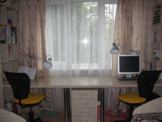 Угловой письменный стол у окна