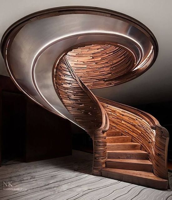 Деревянные винтовая лестница в деревянном доме