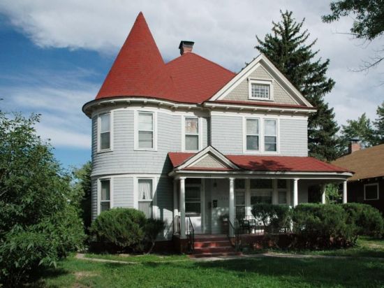 Серый дом с красной крышей