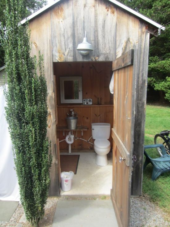 Туалет в доме на даче