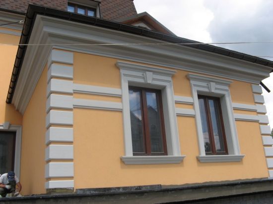 Обрамление окон на фасаде дома пенопластом