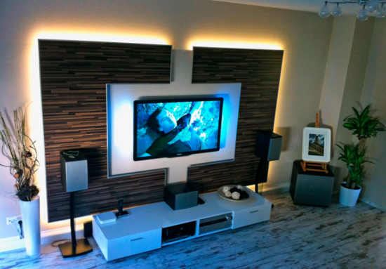 Телевизор с подсветкой на стене в гостиной