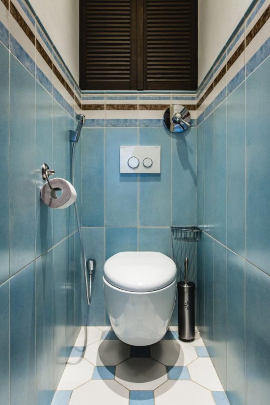 Туалет с синим унитазом дизайн фото