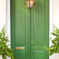 Зеленая входная дверь