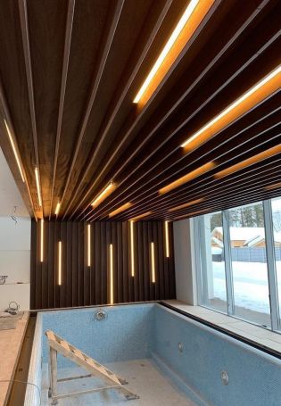 Потолок из деревянных реек в ванной