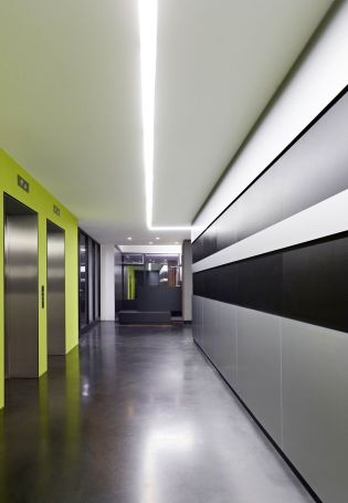 Дизайн коридора в офисе
