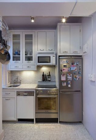 Холодильник в углу кухни