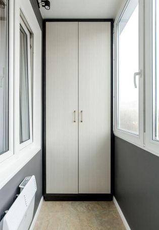 Дизайн маленького балкона со шкафом