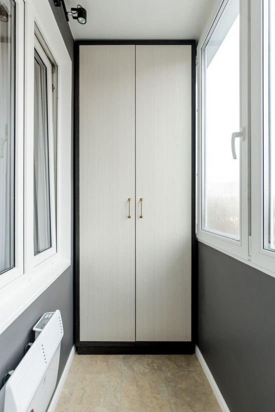 Дизайн маленького балкона со шкафом