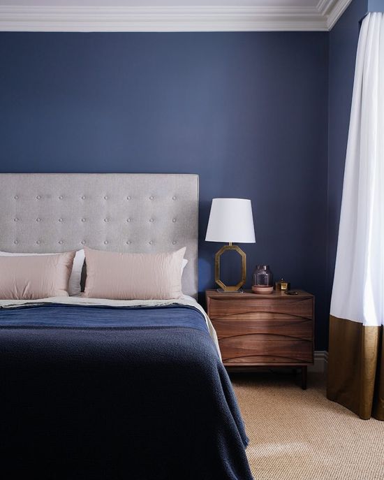 Синяя акцентная стена в спальне