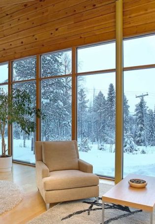 Панорамные окна в частном доме зимой