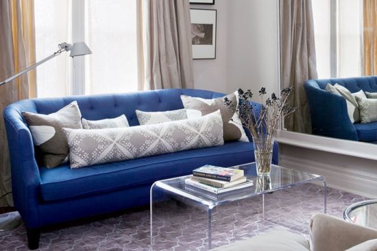 Дизайн гостиной с синим диваном