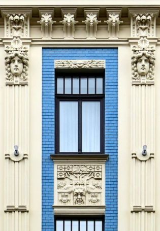 Лепнина на окнах фасада
