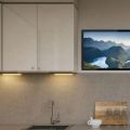 Угловая кухня с телевизором на стене