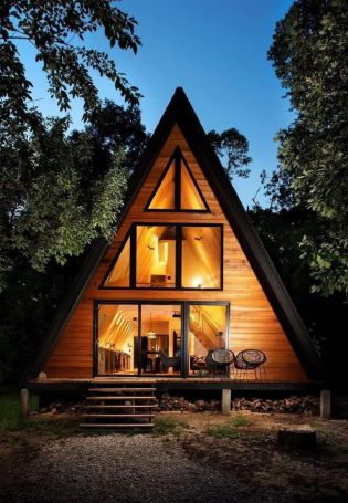 Треугольный дом в лесу