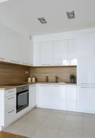 Белая матовая кухня с деревянной столешницей