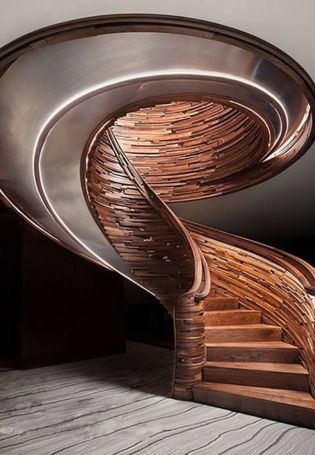 Деревянные винтовая лестница в деревянном доме