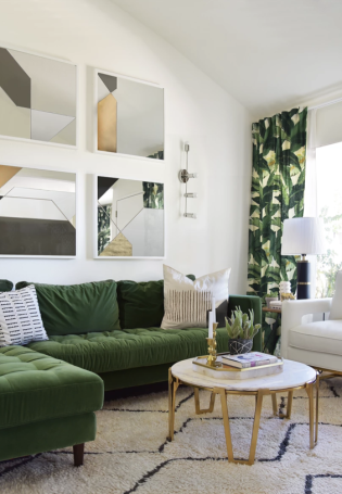 Интерьер с зеленым диваном