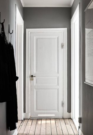 Белые двери с черной фурнитурой