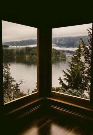 Вид из окна на озеро