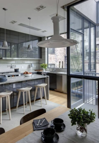 Кухня гостиная с панорамными окнами