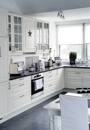 Белые шторы в интерьере кухни