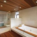 Деревянный потолок в ванной