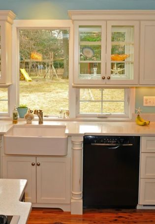 Угловой кухонный гарнитур с окном