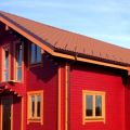 Деревянный дом с красной крышей