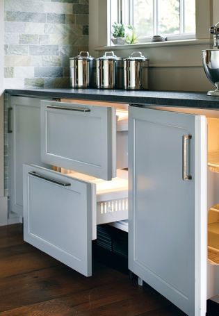Встроенный маленький холодильник в кухонный гарнитур