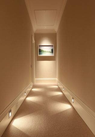 Светодиодная лента в коридоре
