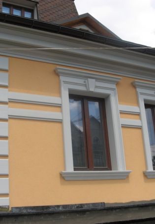 Обрамление окон на фасаде дома пенопластом