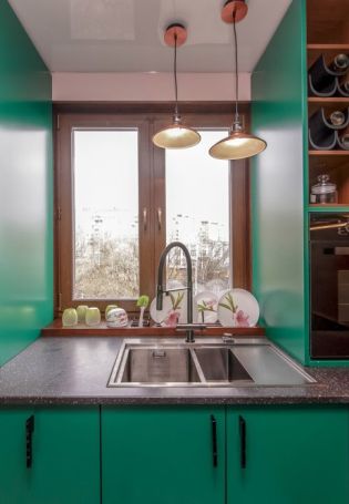 Кухонный гарнитур изумрудного цвета