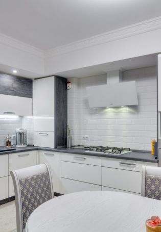 Белая кухня с серыми обоями