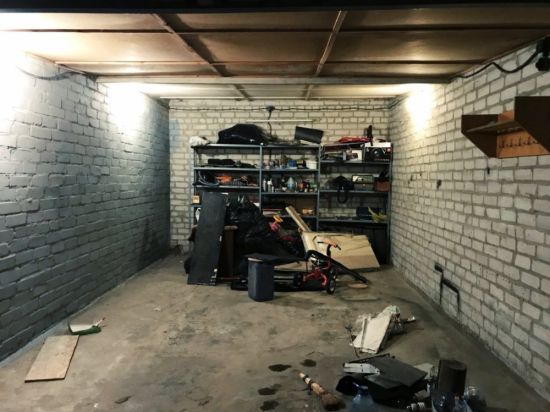 Черные стены в гараже
