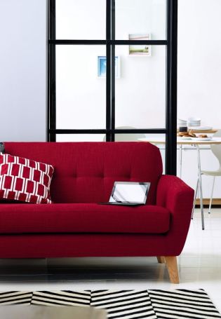 Красный бархатный диван