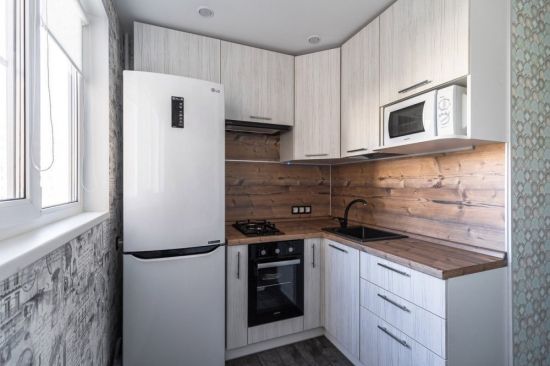 Дизайн очень маленькой кухни с холодильником
