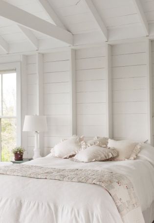 Белые стены в деревянном доме