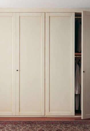Шкаф с распашными дверцами