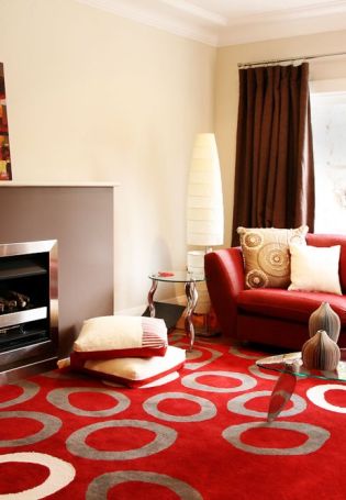 Красный ковер в интерьере гостиной
