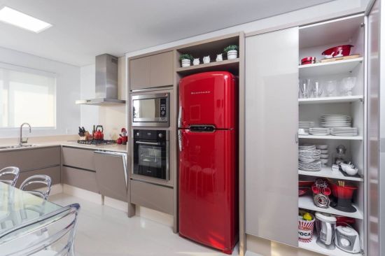 Кухни с серым холодильником