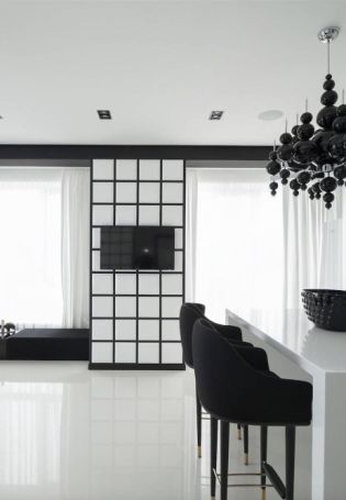 Интерьер черно белой кухни шторы