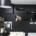Дизайн кухни с черным холодильником