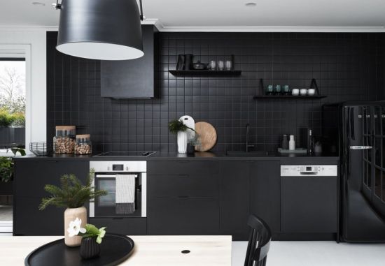 Дизайн кухни с черным холодильником