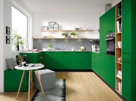 Дизайн кухни с зелеными стульями
