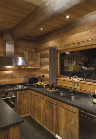 Кухня в деревянном доме из бревна
