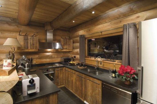 Кухня в деревянном доме из бревна