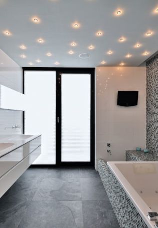 Металлический потолок в ванной