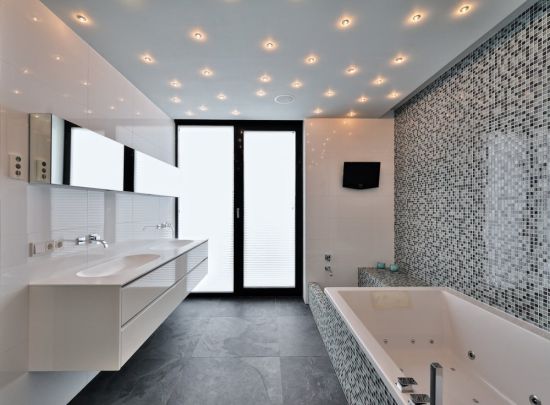 Металлический потолок в ванной